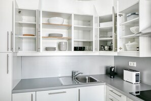 Fridge, microwave, oven, stovetop - Luxe Neubau Studio w/ Elevator, near shops, Metro U3, U6, by Blueground (Vienna)