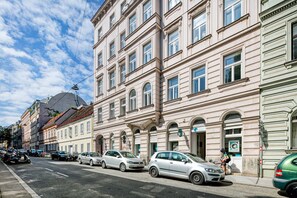 Exterior - Luxe Neubau Studio w/ Elevator, near shops, Metro U3, U6, by Blueground (Vienna)