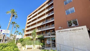 Un edificio de varios pisos con balcones y un cartel que indica que es un hotel.