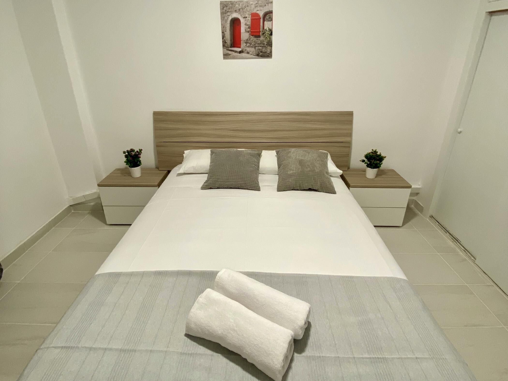2 dormitorios, tabla de planchar con plancha, ropa de cama