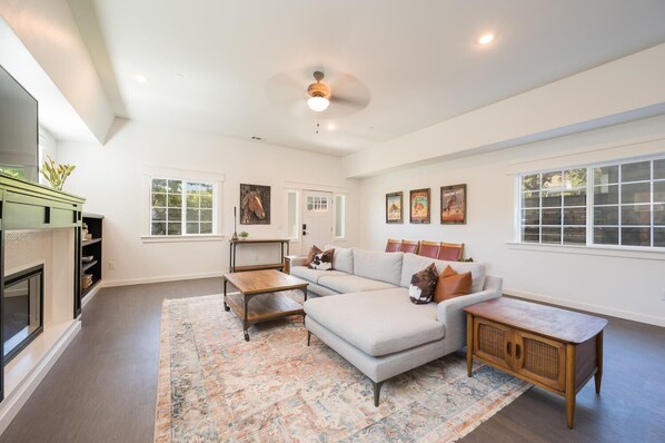 Smart TV, fireplace