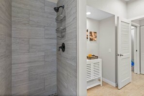 Badewanne, Haartrockner, Handtücher