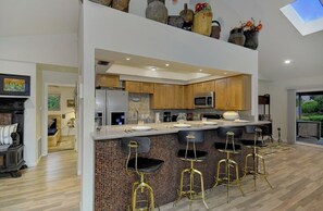 Coffee/tea maker, fridge, microwave, oven - Bohemian Rhapsody Retreat ~ 2 Bed 3 Bath With Game and Theatre Room (Sedona)