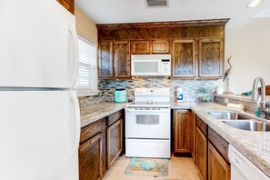 Frigorifero, microonde, forno, piano cottura