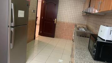 Refrigerador, microondas, parrilla de estufa y tetera eléctrica