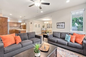 Ferienhaus, Mehrere Betten (Spacious Home near River with King Be) | Wohnzimmer