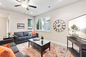 ハウス ベッド (複数台) (Spacious Home near River with King Be) | リビングルーム | 50 インチの薄型テレビ (デジタル放送視聴可)、テレビ