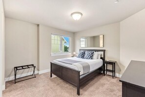 ハウス ベッド (複数台) (Spacious Home near River with King Be) | 3 室のベッドルーム、WiFi (無料)、ベッドシーツ
