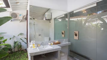 Villa, 5 Bedrooms | Bathroom | Shower, hair dryer, slippers, soap