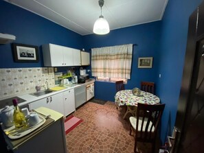 Fridge, microwave, oven, stovetop - Stunning 2-Bed House in Madina (Madina)