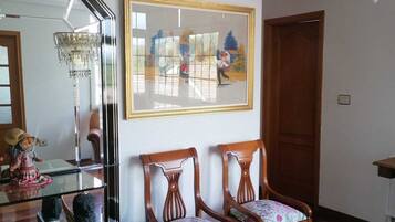 Een televisie en een open haard