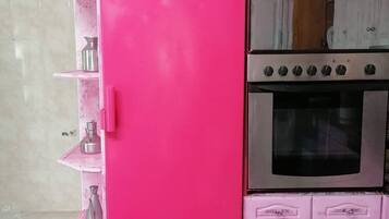 Een koelkast, een magnetron, een oven, een kookplaat