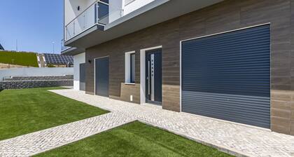 4 Bed Villa - Sleeps 8 - Pool - Garden - Parking