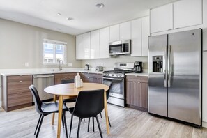 Réfrigérateur, micro-ondes, four, lave-vaisselle