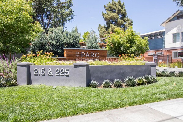 Property grounds - Charming Campbell 1BR w/ W/D, Pool, Gym, walk to WF + TJ, by Blueground (South Bay)