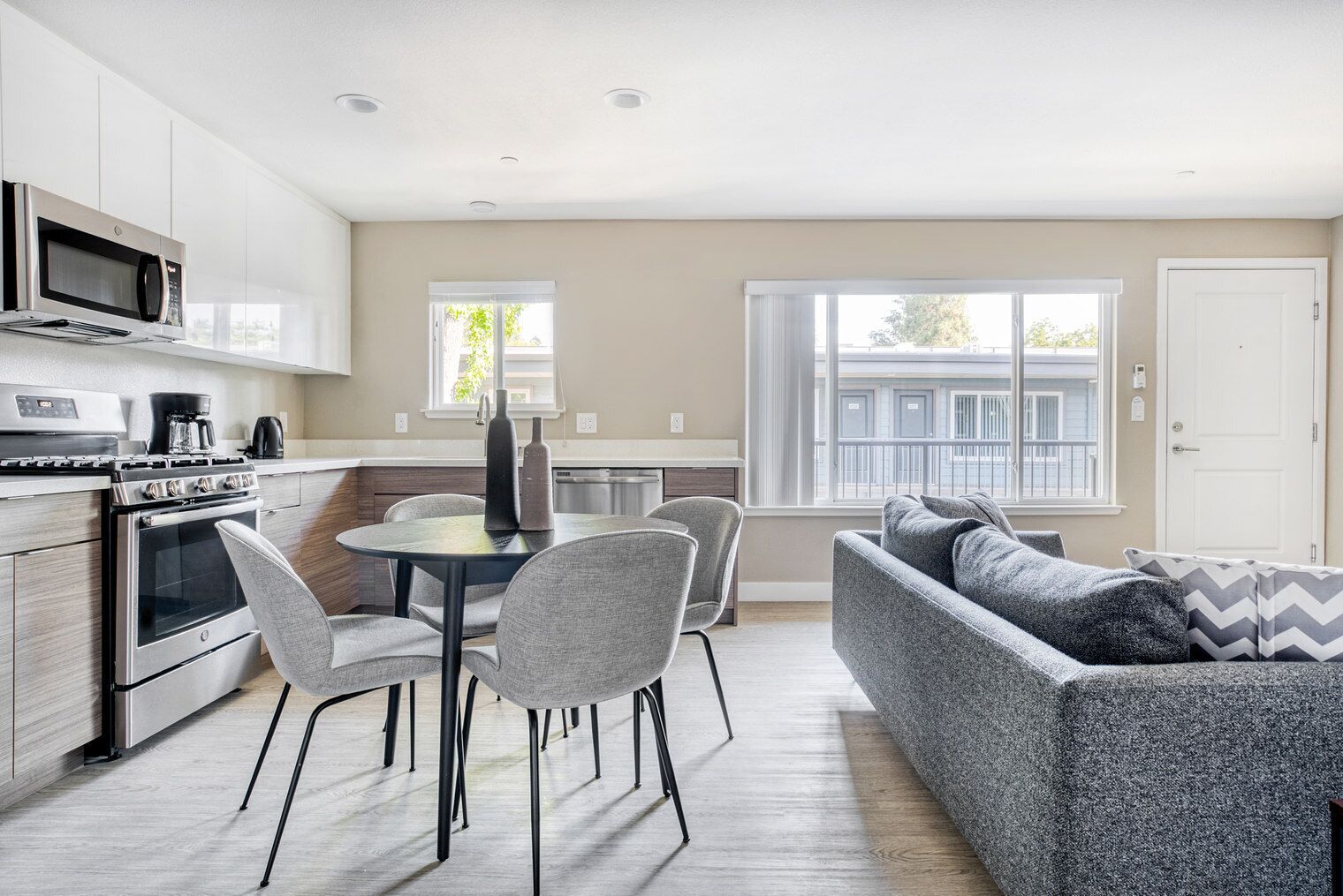 Een koelkast, een magnetron, een oven, een vaatwasser