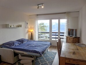 1 bedroom, iron/ironing board, free Internet