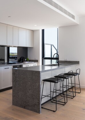 Two Bedroom Balcony | 専用キッチン | 電子レンジ、コンロ、食器洗い機、電気ポット