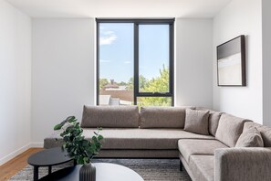 Two Bedroom Balcony | リビング エリア | 50 インチのスマートテレビ (ケーブル放送視聴可)、テレビ
