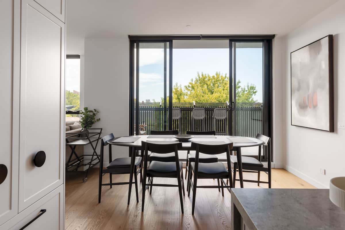 Two Bedroom Balcony | Ruang tamu | 50 inci sebuah televisyen pintar dengan kabel, TV