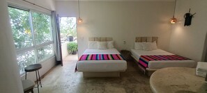 1 غرفة نوم وخزنة داخل الغرفة ومكتب ومكواة/لوح كي