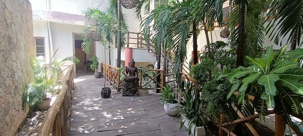 المنطقة المحيطة بالمنشأة