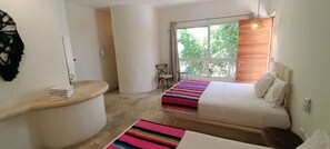 1 غرفة نوم وخزنة داخل الغرفة ومكتب ومكواة/لوح كي