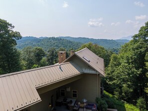 Tucked into the treetops of Blowing Rock, Misty Mountain Hop rises above it all with sweeping Blue Ridge views right from the roofline.