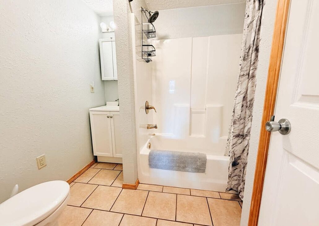 Ein Badezimmer mit Toilette, Badewanne, Dusche und Waschbecken.