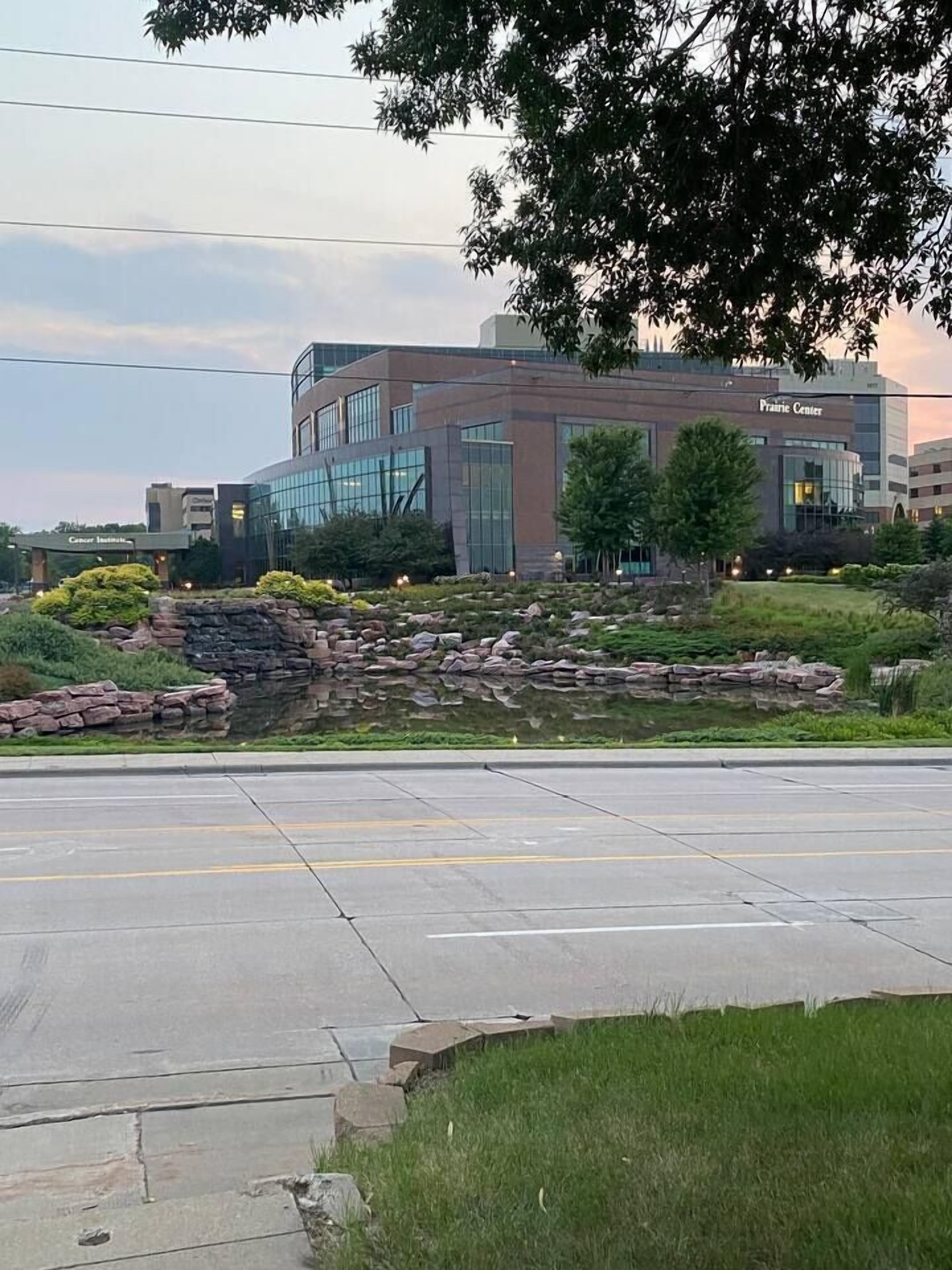 Un edificio moderno con fachada de vidrio y un letrero que dice 'Prairie Center'.