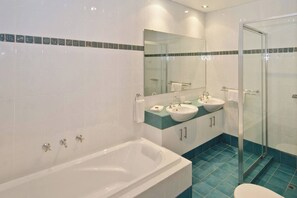 SĂšche-cheveux, serviettes fournies, papier toilette
