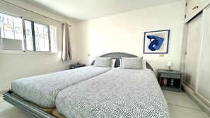 1 slaapkamer, een strijkplank/strijkijzer, internet, beddengoed