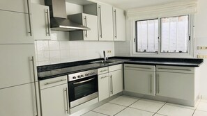 Kühlschrank, Ofen, Wasserkocher mit Kaffee-/Teezubehör, Toaster