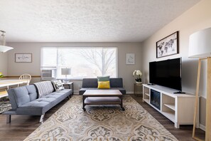 Smart TV, fireplace