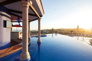 Una piscina al aire libre, una piscina climatizada