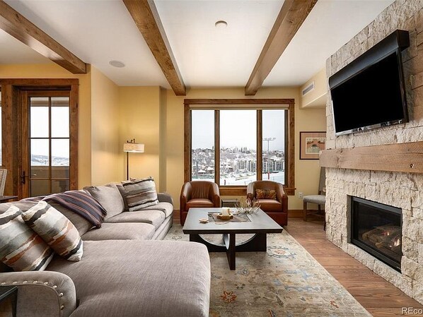 Flat-screen TV, fireplace, stereo