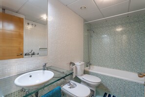 Bañera, secador de pelo, toallas