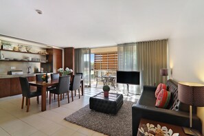 Télévision, lecteur de DVD, chaîne hi-fi