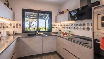 Refrigerador, microondas, horno y parrilla de estufa