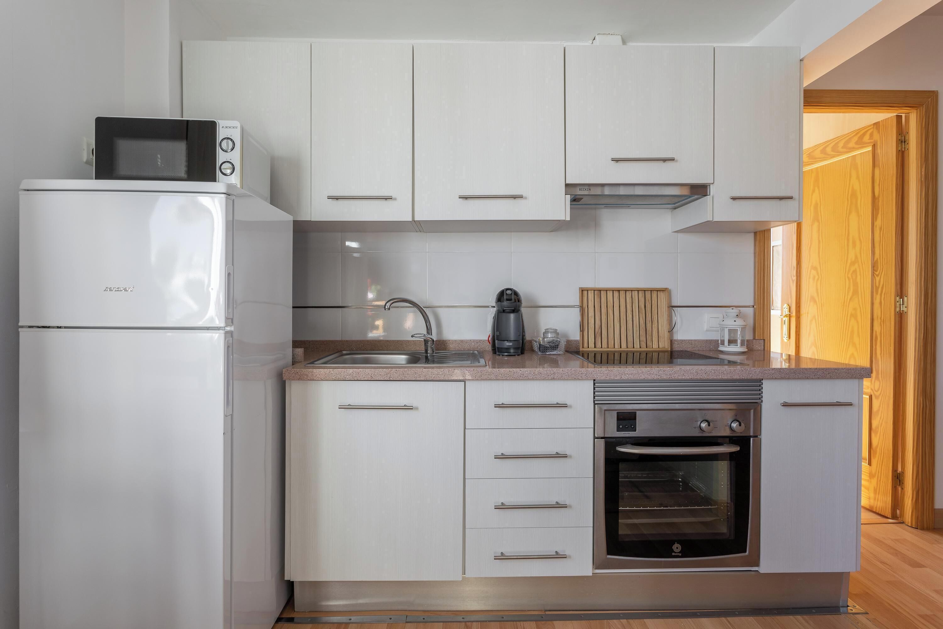 Kühlschrank, Mikrowelle, Ofen, Herdplatte