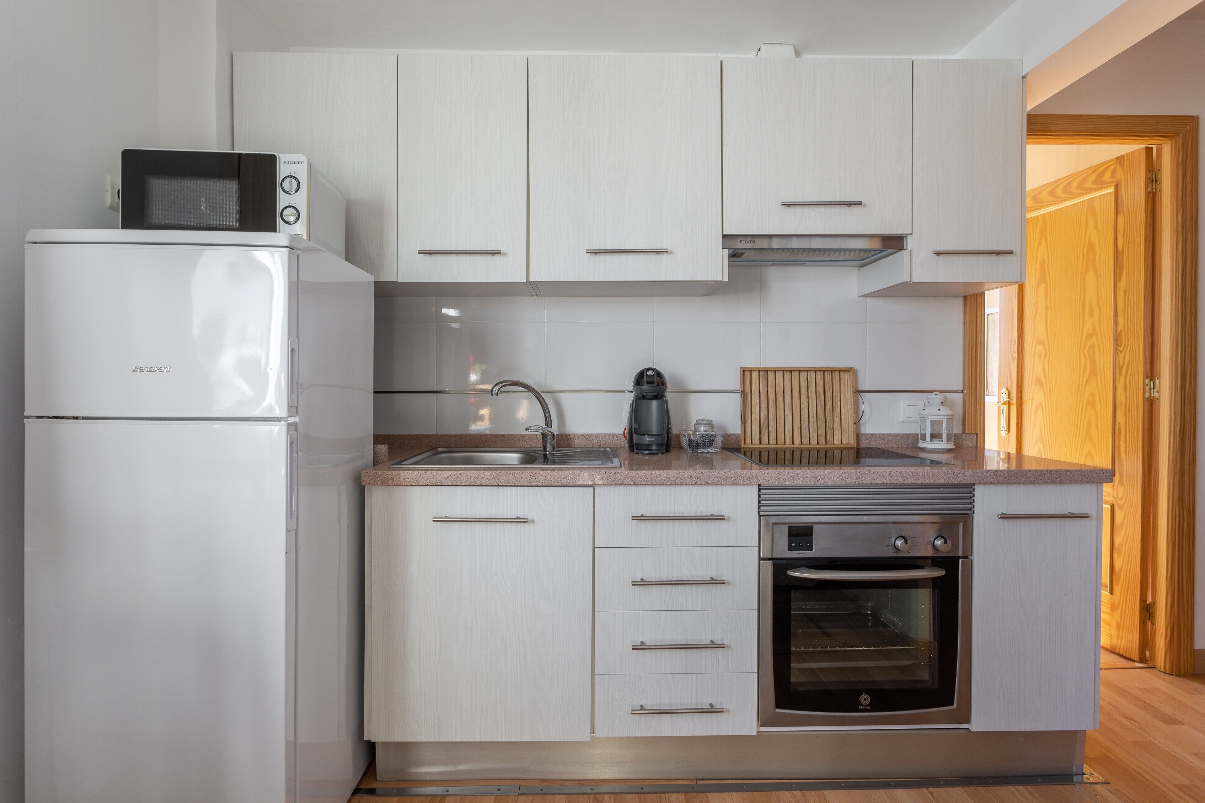 Een koelkast, een magnetron, een oven, een kookplaat