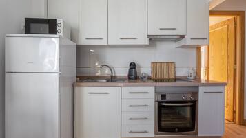 Een koelkast, een magnetron, een oven, een kookplaat
