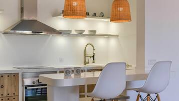 Een koelkast, een magnetron, een oven, een kookplaat