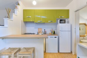 Fridge, microwave, stovetop, dishwasher - Apartment "Villa Sterlizia-Verde" with Sea View, Wi-Fi and Terrace (Capoliveri)