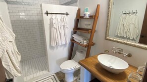 Dusche, Haartrockner, Handtücher, Seife