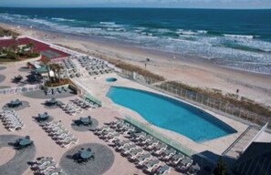 Alberca techada y alberca al aire libre