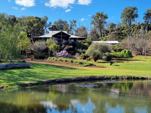 Balingup Camellia Suite - Marian Ponds... Beautiful gardens and swimming pool

