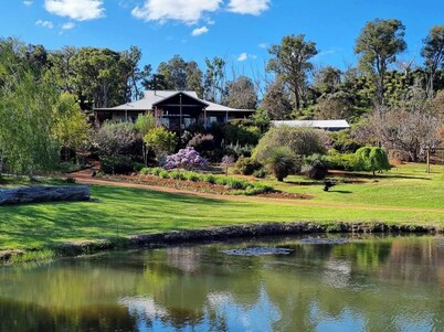 Balingup Camellia Suite - Marian Ponds... Beautiful gardens and swimming pool

