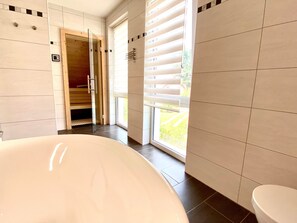 Regadera y papel de baño 