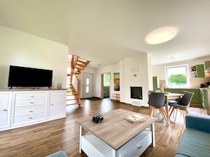 TV, fireplace